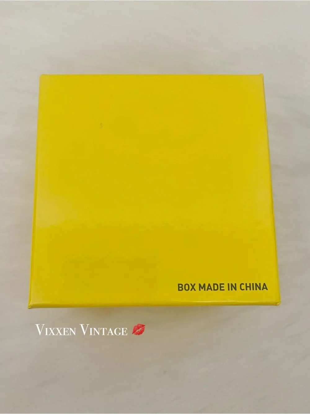 INVICTA 1-SLOT FOAM LINED PAPER GIFT BOX IN YELLOW/BLACK